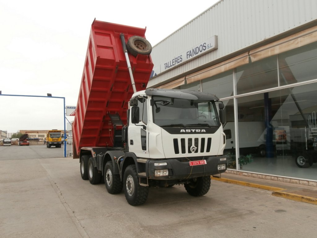 Entrega de dumper Iveco ASTRA HD8 86.56 con caja Cantoni ...